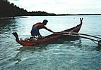 魚取りに必要な小型カヌー。離島での生活必需品。