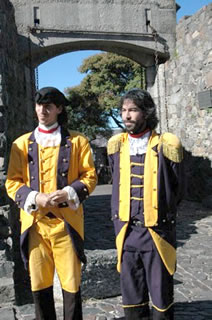 18世紀のポルトガル兵を模した制服を着用したシウダデラ門の衛兵