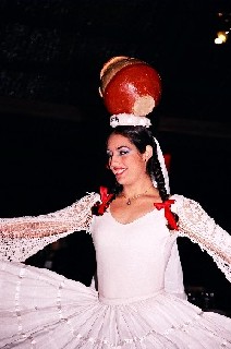船内ショータイムでのパラグアイの代表的な踊り「瓶ダ