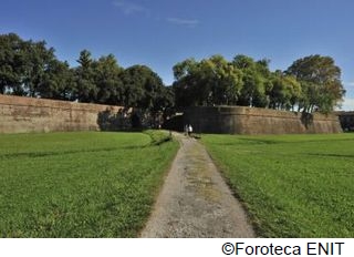 上は緑の遊歩道：ルッカの城壁