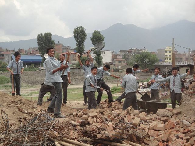 ボランティアで瓦礫を片付ける学生たち