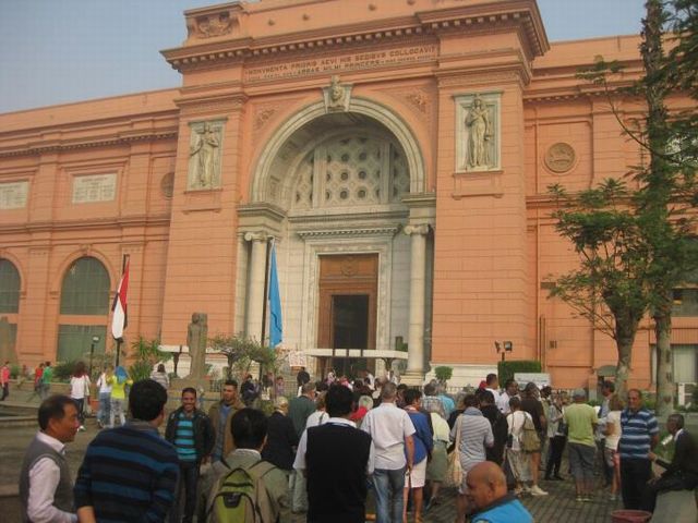 「エジプト考古学博物館」に向かうツアー客