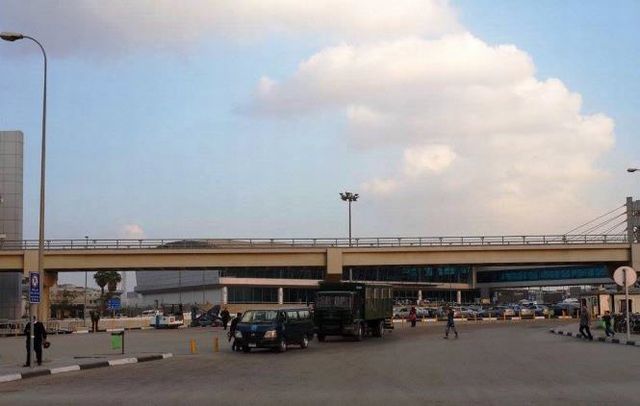 カイロ空港・第一ターミナル前の警察車両