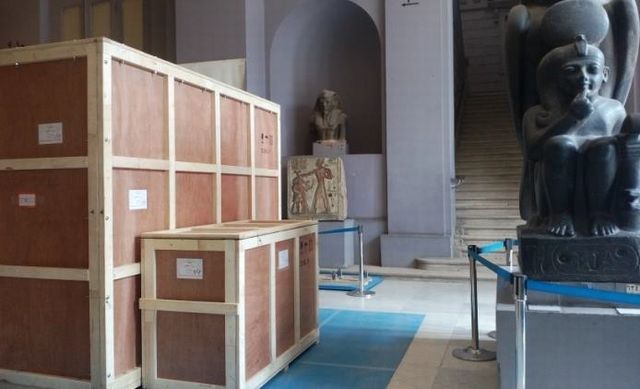 1階に置かれている梱包された遺物 (エジプト考古学博物館)