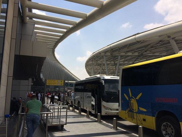 到着ターミナル前では、大型観光バスが並んでスタンバイしています