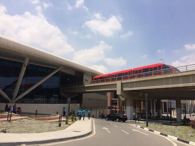T1とT2・3(共通駅)間は、赤いモノレールで結ばれています