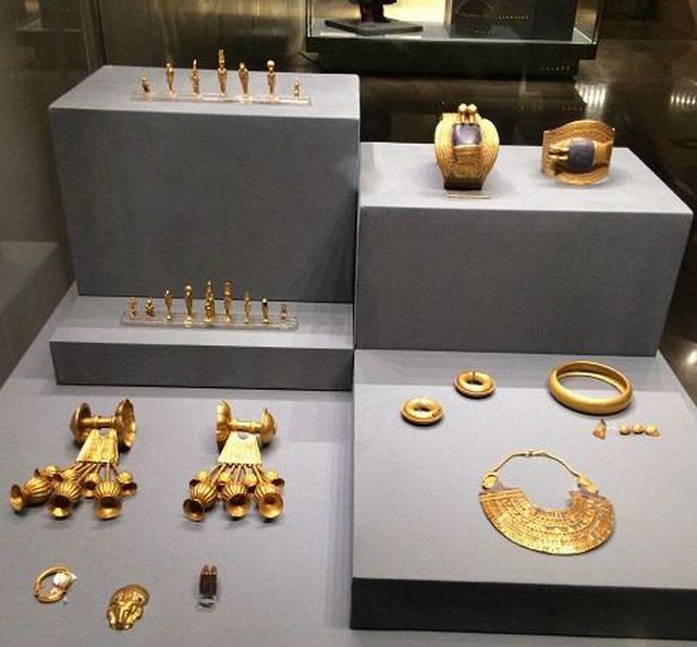 新品と見間違うほどの輝きを放つ金のアクセサリー (エジプト文明博物館)