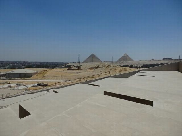 博物館南部分からはピラミッドを眺めることができます。