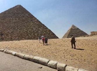 ピラミッドへ向かう個人の外国人旅行者